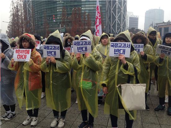 [11·26 촛불집회]청소년들 "촛불 꺼질까 두렵지만 절대 포기 않을것"