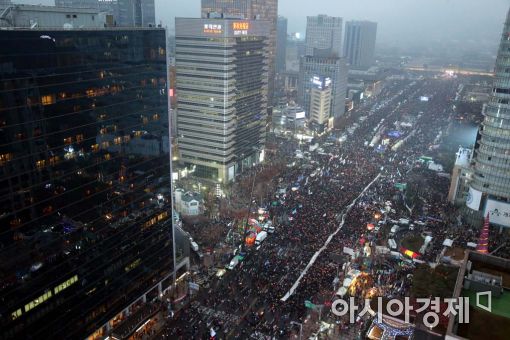 [포토]눈바람 속 불 밝힌 촛불 