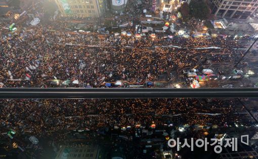 [포토]궃은 날씨에도 촛불 든 국민들 