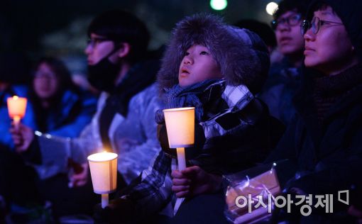 [11·26 촛불집회]오후7시 서울 100만 돌파…눈발은 촛불에 녹았다(종합)