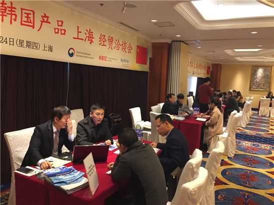 국내 중소기업 임직원들이 중국 현지의 유통사 바이어들과 제품 수출에 대한 상담을 하고 있다.