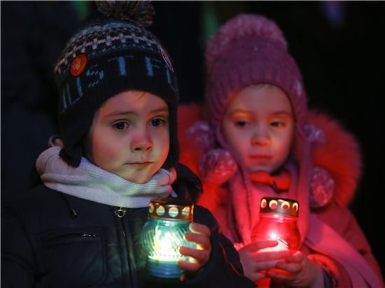 ▲추모 촛불을 들고 있는 아이들. (EPA=연합뉴스)