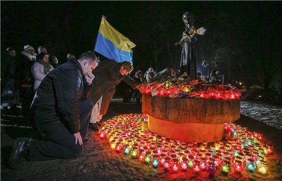 ▲홀로도모르 희생자 추모를 위한 기념물 앞에 놓인 촛불들. (EPA=연합뉴스)
