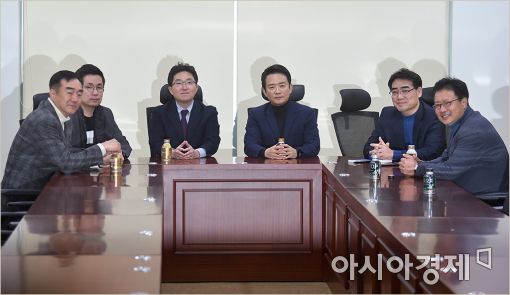 [포토]긴급 회동 갖는 새누리 탈당 전·현직 의원들