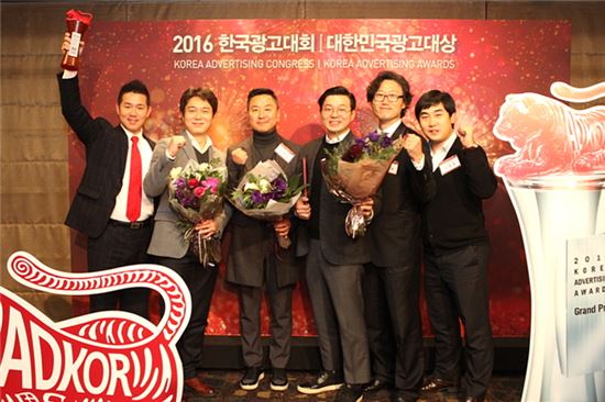 (사진 오른쪽부터)홍광석 오로나민C 브랜드매니저 외 광고제작팀이 '2016 대한민국 광고대상' 수상 후 기념사진을 찍고 있다.

