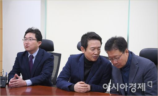남경필 경기도지사(가운데)와 김용태 의원(왼쪽)이 참여한 신당 준비모임