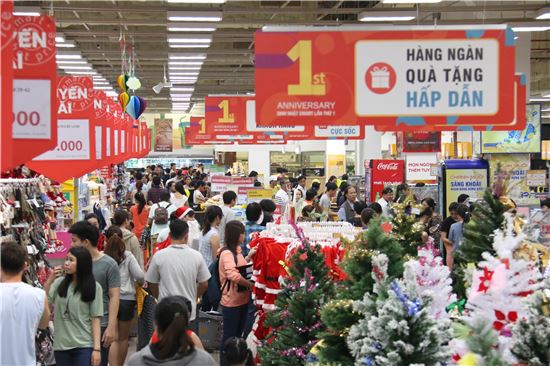 이마트 베트남 1호점 고밥점 오픈 1주년 기념 행사에 몰려든 베트남 고객들.
