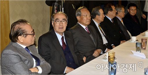 [포토]심각한 분위기속 전직 정관계 원로 회동