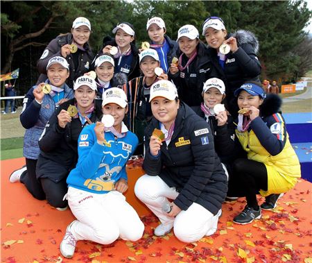 '해외파'가 박인비인비테이셔널 우승 직후 기념 촬영을 하고 있다. 사진=KLPGA