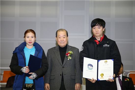 무에타이협회 금강익스트림클럽 회원인 김지연 씨(왼쪽)와  홍익대학교클럽회원인 박명수 씨(오른쪽)에게 표창을 수여했다.