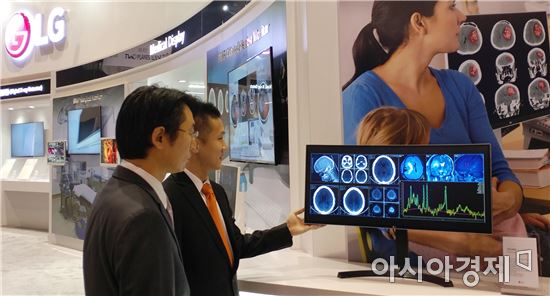 LG전자, 의료 영상기기 시장 진출…모니터 3종 공개 