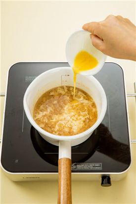 3. 국이 끓어오르면 풀어 놓은 달걀을 넣어 휘휘 젓는다.