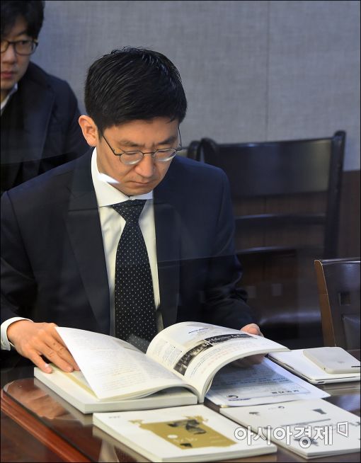 [포토]역사교과서 살펴보는 김세연 의원