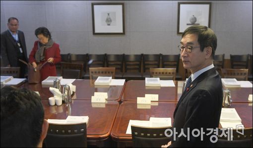 [포토]이준식 장관, 역사교과서 긴급 당정 참석