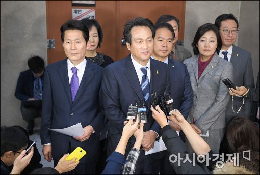 [포토]국조특위 야당 의원들, 긴급 기자회견