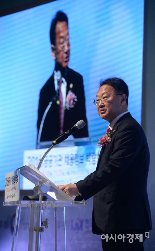 [포토]유일호 "내년 공공기관 2만명 채용하겠다"