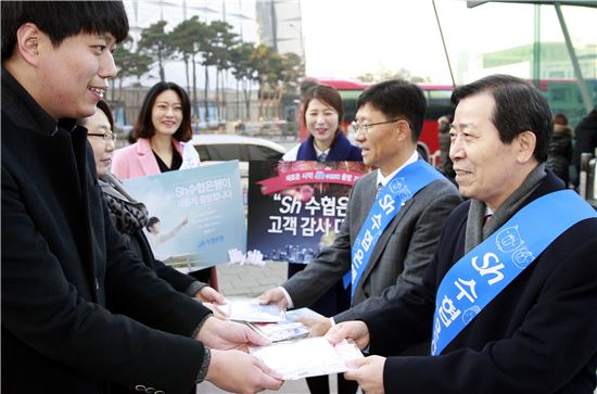 이원태 Sh수협은행 은행장(오른쪽)이 28일 서울 송파구 잠실역 인근에서 ‘고객감사 대잔치’를 홍보하는 가두캠페인을 하고 있다. (사진 : Sh수협은행)