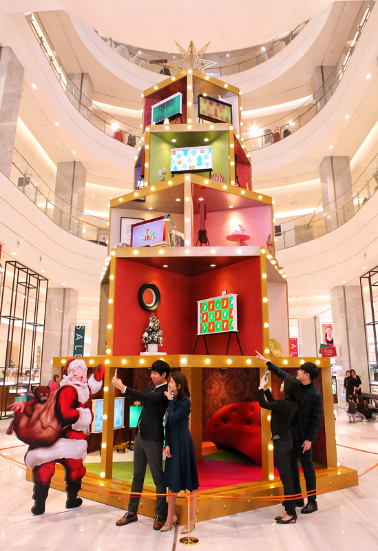 관람객들이 28일 오전 판교점 1층에 설치된 '삼성 세리프 TV 크리스마스 트리'를 구경하고 있다.  