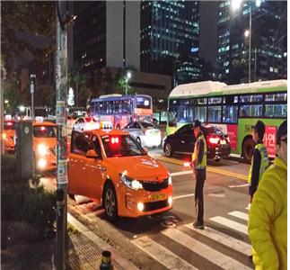 서울시 단속공무원들이 택시 승차거부 등 위법행위 특별단속에 나선 모습. (사진=서울시 제공)