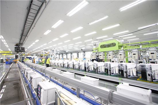 청호나이스의 정수기 공장에서 제품들이 생산되고 있다. 