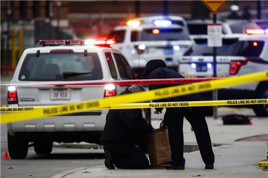 [포토]美오하이오대서 18세 '칼부림'…조사중인 경찰들