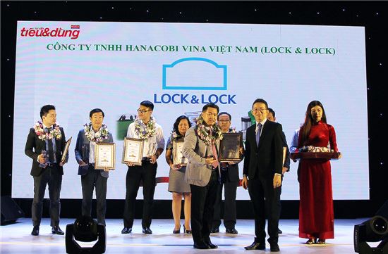 천해우 락앤락 베트남 영업법인장이 지난 25일 '베트남 소비자가 신뢰하는 100대 브랜드' 시상식에서 수상하고 있다. 사진제공=락앤락 