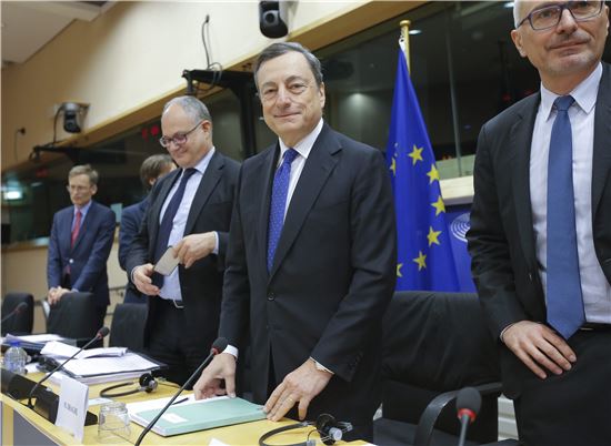 ▲마리오 드라기 ECB 총재가 28일(현지시간) 유럽의회에 출석해 착석하기 전 미소를 짓고 있다.(사진=EPA연합뉴스)