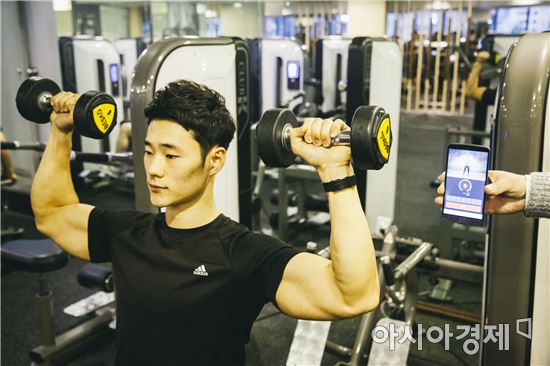 [체험기]내 손안에 헬스 코치 '네오핏'…숫자 세주고 자세 지적