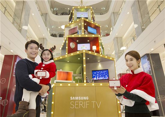 삼성전자 모델들이 29일 현대백화점 판교점 1층 광장에서 '크리스마스 선물 상자' 컨셉의 대형 '세리프 트리'를 소개하고 있다.
