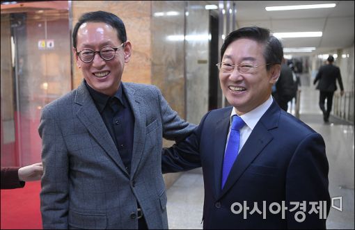 [포토]반갑게 인사하는 김도읍·박범계