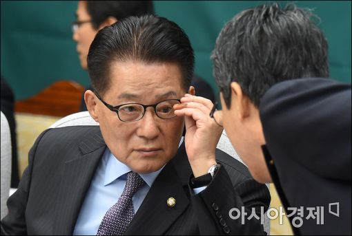 [포토]심각한 표정의 박지원 비대위원장