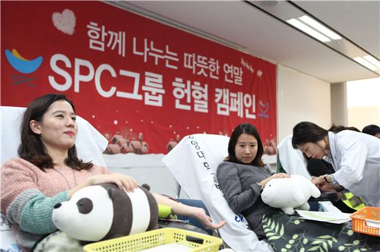 29일 양재동 SPC그룹 본사에서 열린 헌혈 송년회 행사에서 SPC그룹 임직원들이 헌혈에 참여하고 있다.
