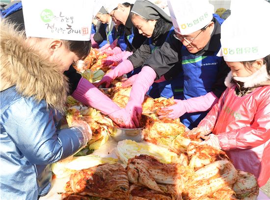 김병문 농협유통 대표이사(오른쪽에서 두 번째), 수녀, 어린이들이 김장하는 모습. 