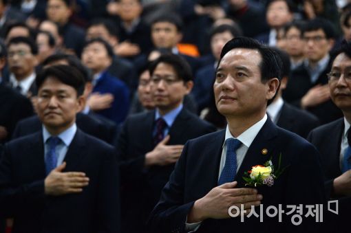 [포토]국민의례하는 김현웅 법무부 장관