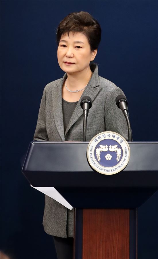 박근혜 대통령이 29일 청와대에서 3차 대국민담화를 발표하고 있다. <사진제공: 연합뉴스>