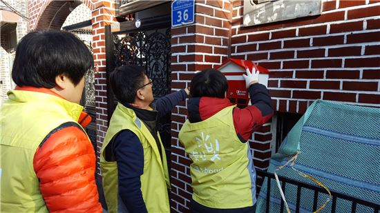 티브로드 직원들이 29일 강북구 번 1동 골목길 일대에서 '사랑의 우편함을 달아드립니다' 캠페인을 진행하고 있는 모습.(사진=티브로드)