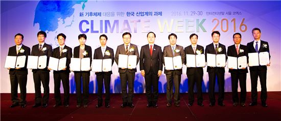 지난 29일 '제11회 기후 위크(WEEK) 2016'에서 산업통상자원부 장관상을 수상한  양유석 SK주식회사 C&C ICT인프라사업본부장(오른쪽에서 다섯번째)이 수상자들과 기념 사진을 촬영하고 있다.