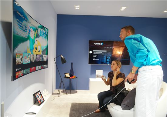 지난 9월 독일 베를린에서 열린 최대규모 가전 전시회 IFA 2016에서 관람객들이 삼성 퀀텀닷 SUHD TV를 체험해 보고 있다.


