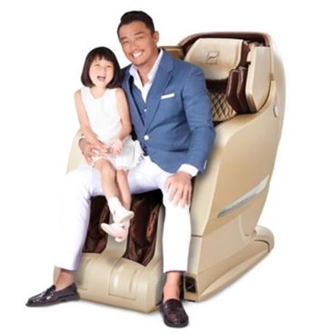 바디프랜드 광고모델인 이종격투기선수 추성훈과 그의 딸 사랑이가 안마의자 '뉴 파라오 S' 제품에 앉아 포즈를 취하고 있다.  