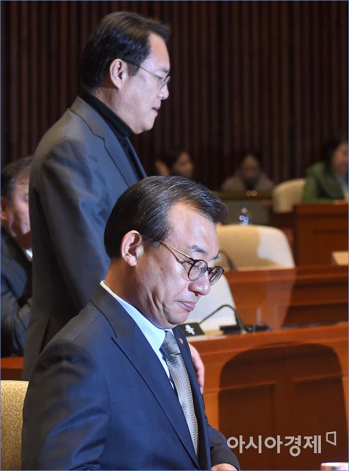 [포토]의원총회 참석하는 이정현·정진석