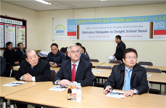 서울드와이트 외국인학교 케빈 스키오 교장(첫줄 오른쪽 두번째)이 박홍섭 마포구청장(첫줄 오른쪽 세번째)