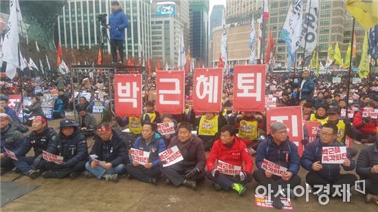30일 오후 민주노총 조합원 2만명이 서울 시청광장에 모여 '박근혜 대통령의 즉각퇴진'을 촉구하는 수도권 총파업 대회를 열고 있다.