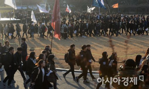 [포토]강의실이 아닌 거리로 나선 서울대 학생들