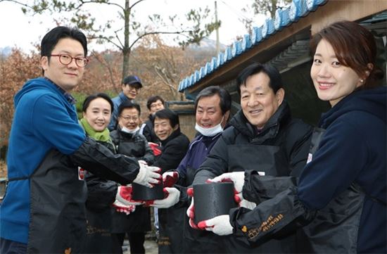 공영홈쇼핑은 30일 서울 은평구 진관동 일대에서 사회공헌 활동인 ‘따뜻한 연탄나눔’ 행사를 펼쳤다. 이영필 대표이사(오른쪽에서 두번째)를 포함한 임직원들이 연탄을 나르고 있다. 사진제공=공영홈쇼핑