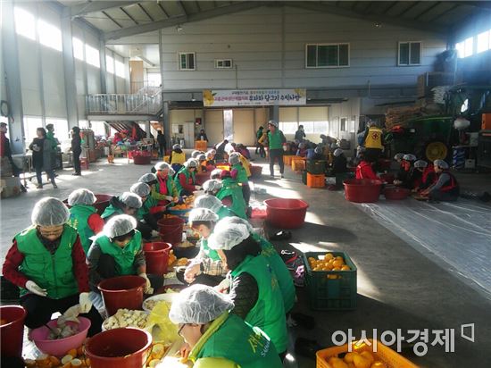 전남 고흥군 여성단체협의회(회장 조양덕) 회원 150여명이 고흥 특산물인 친환경 유자 800㎏을 농가에서 직접 구입, 1550병(1.2㎏)의 유자차를 담아 겨울철 어려운 이웃돕기를 위한 수익사업을 진행했다.