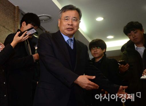 [포토]취재진 질문에 답하는 박영수 특검 