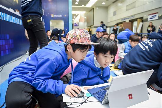 "코딩 배워볼래요?" 한국MS, 코딩교육 캠페인 '아워오브코드' 진행