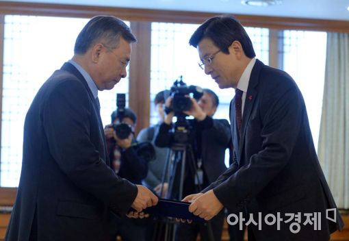 [포토]임명장 받는 박영수 특검 