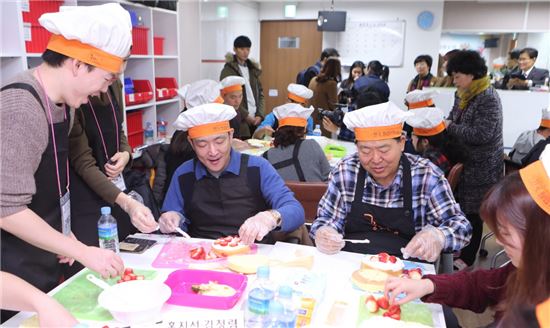 [포토]조길형 영등포구청장 '사랑의 빵 굽기' 참여 