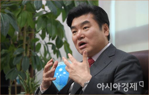 원유철 "전술핵 재배치 주장하는 송영무 장관을 응원한다"